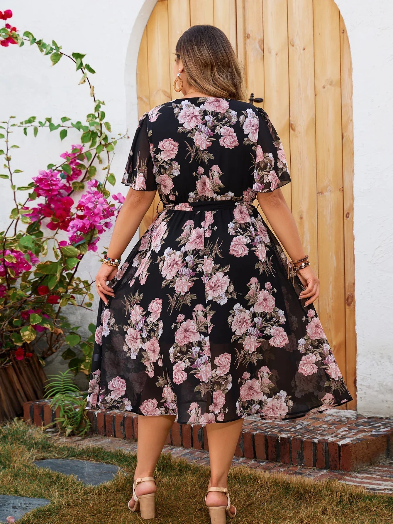 Alexa - V-hals bloemenprint plus maat midi-jurk