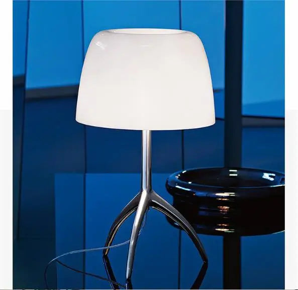 Orluné – Bauhaus Tripod Desk Lamp