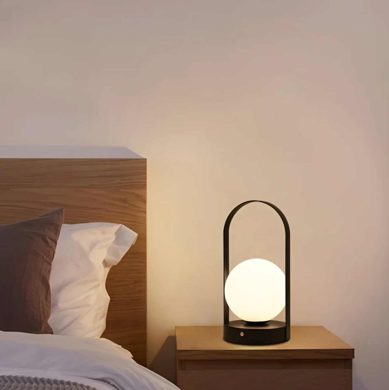 Luméri - LED Globe Table Lamp
