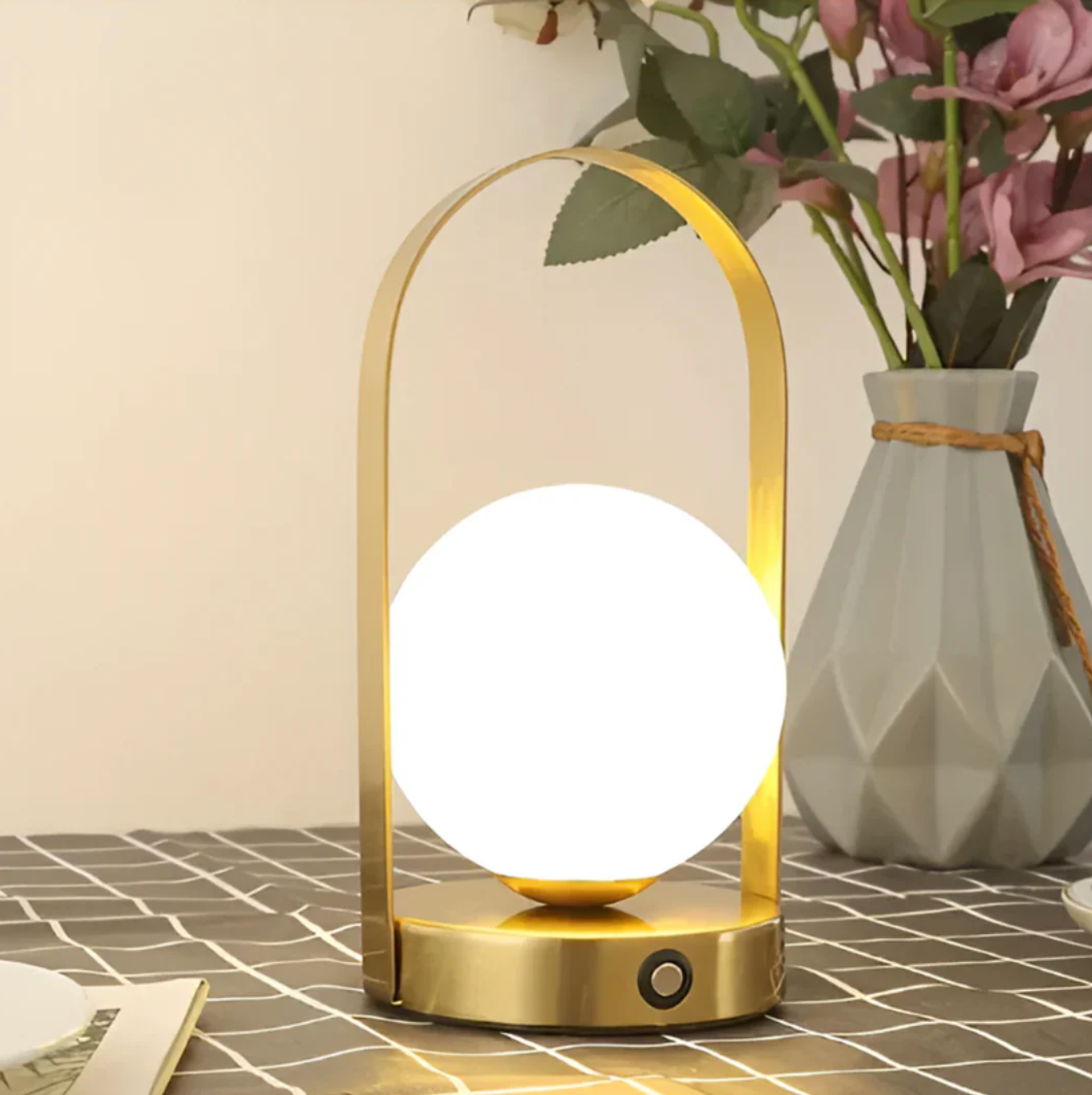 Luméri - LED Globe Table Lamp
