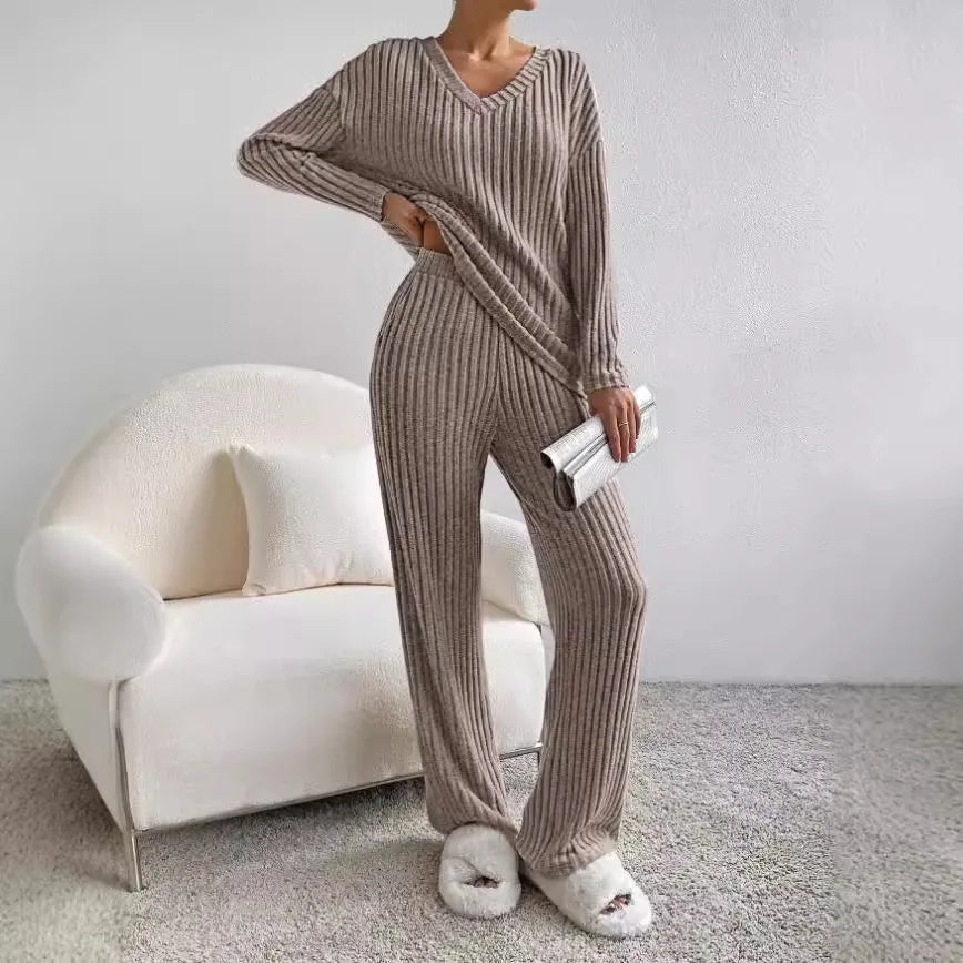 Lena – Stylish Knitted Set with V-Neck
