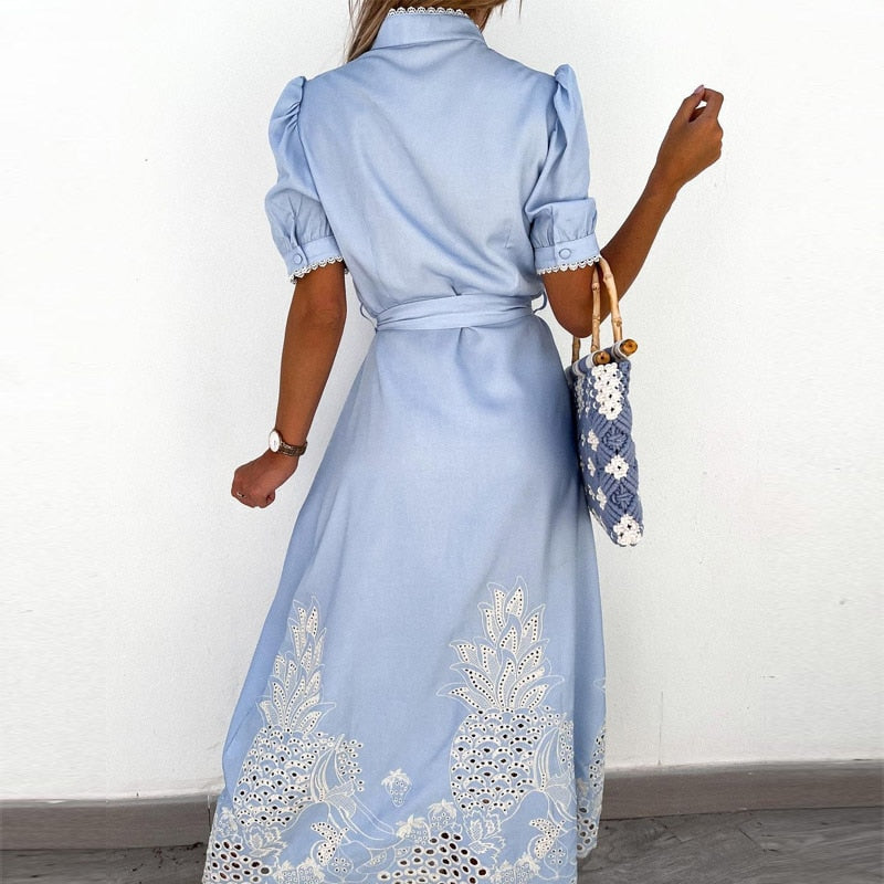 Julitta - Blauwe Jurk met Broderie en Taille Riem