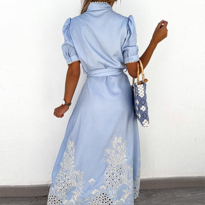 Julitta - Blauwe Jurk met Broderie en Taille Riem