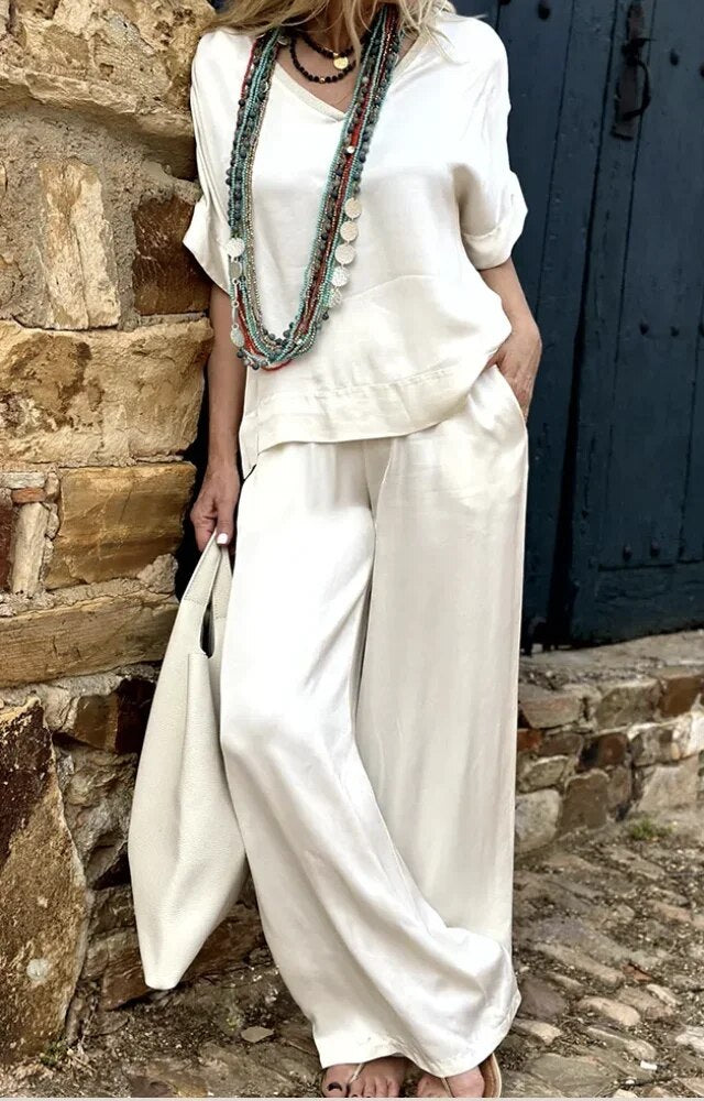 Leyna - Elegant white top with a V-neck and wide legs