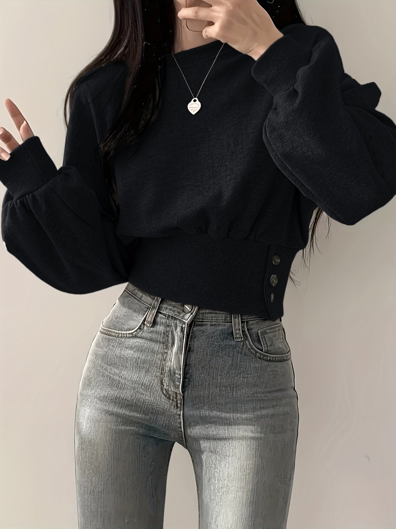 Selena | Trendy Sweater met Knoopdetails en Ballonmouwen