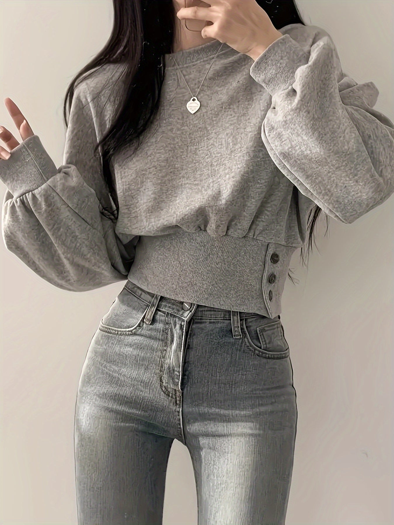 Selena | Trendy Sweater met Knoopdetails en Ballonmouwen