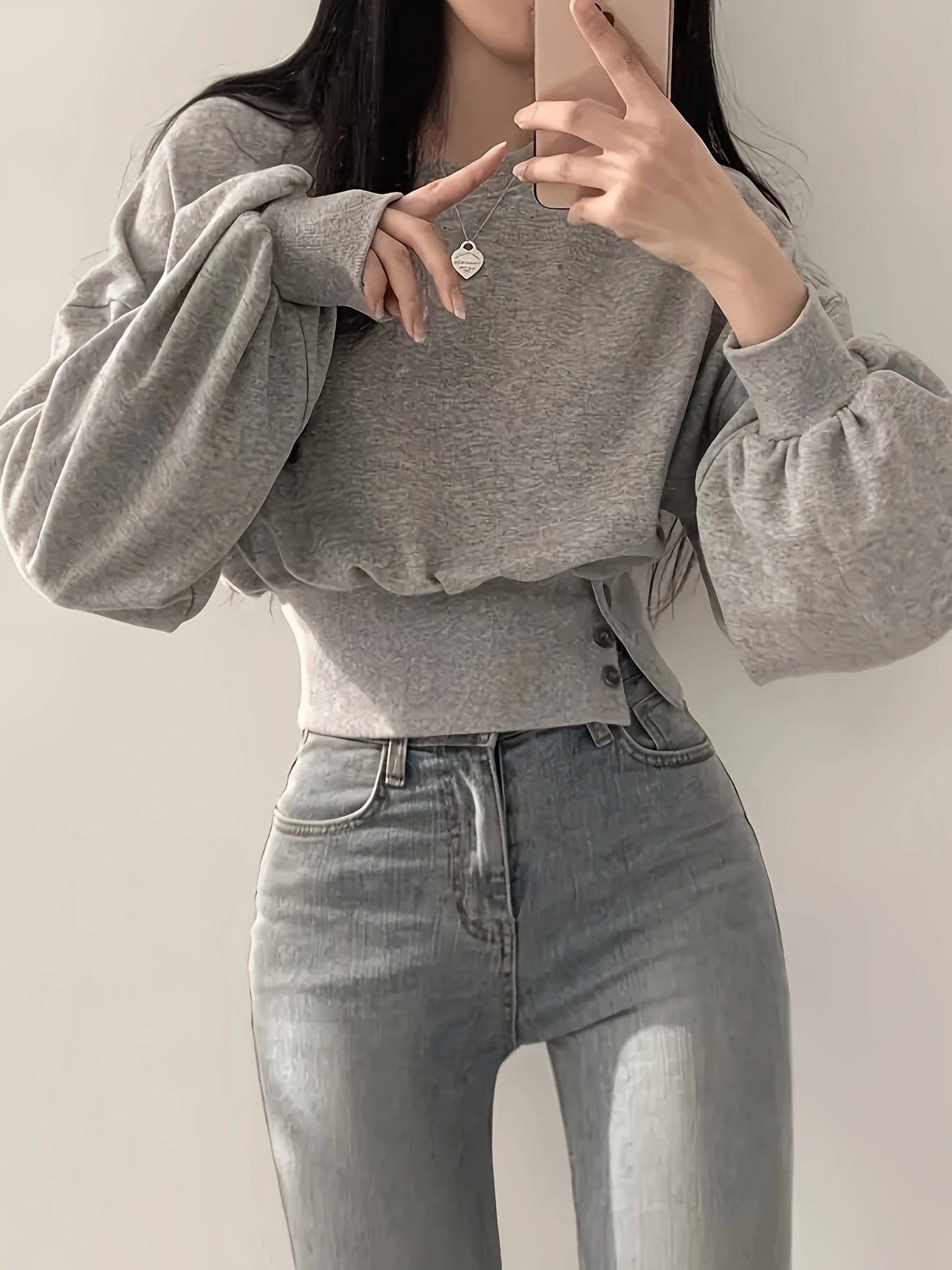Selena | Trendy Sweater met Knoopdetails en Ballonmouwen