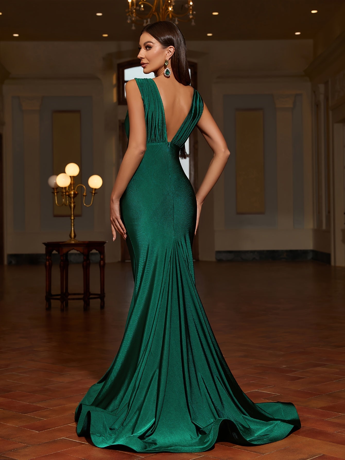 Sophia | Elegante Avondjurk met Diepe V-hals en Glamoureuze Pasvorm