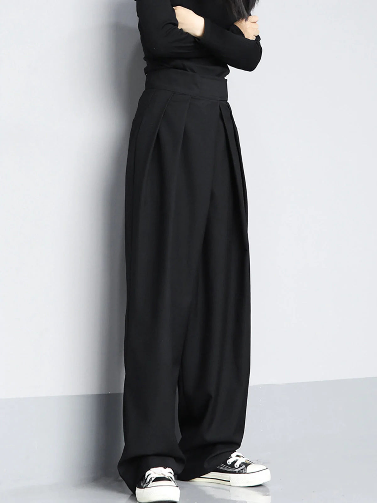 Women's high-waist pleated trousers – Wide legs with a relaxed fit 