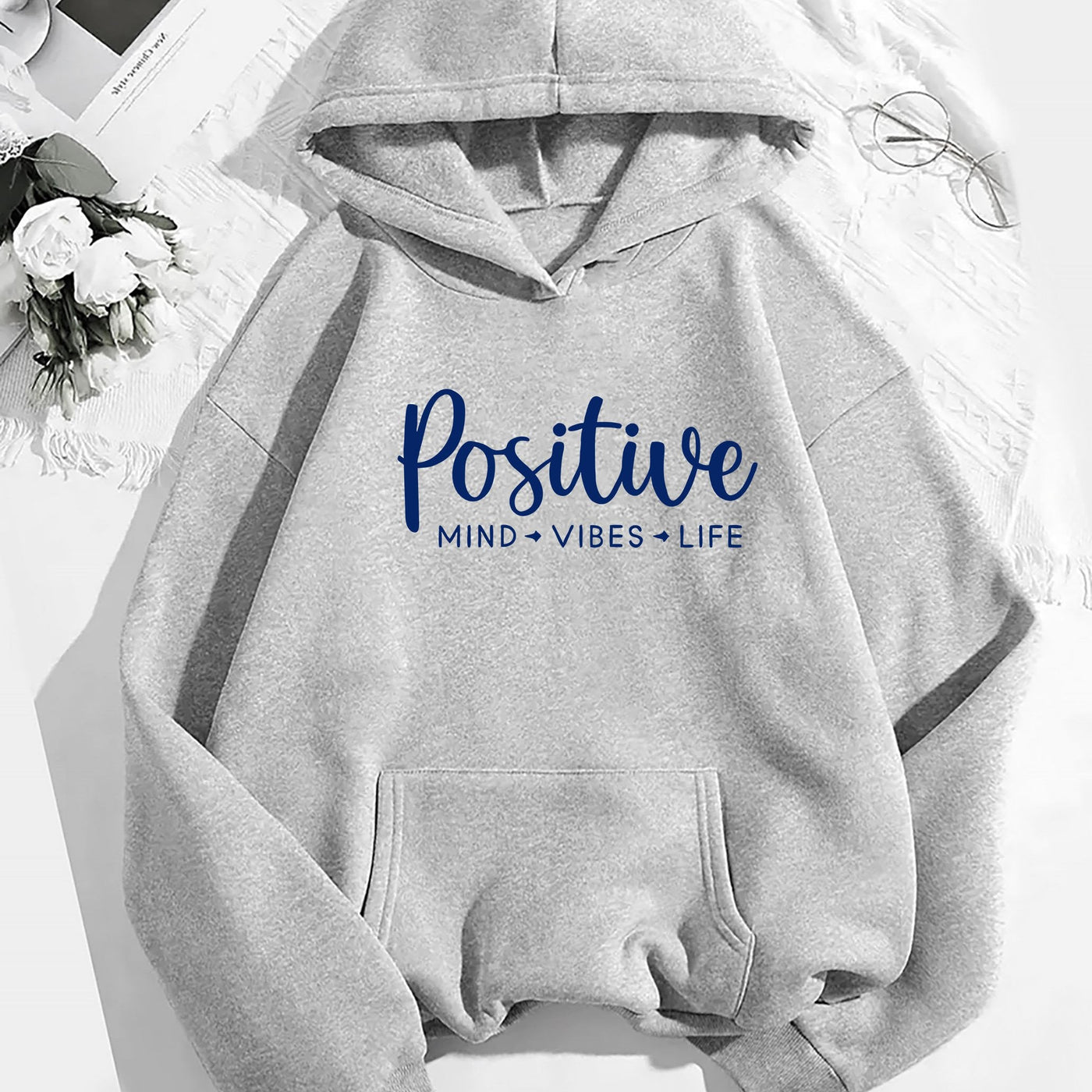 Noa | Modieuze dames hoodie met letterprint en kangoeroezak
