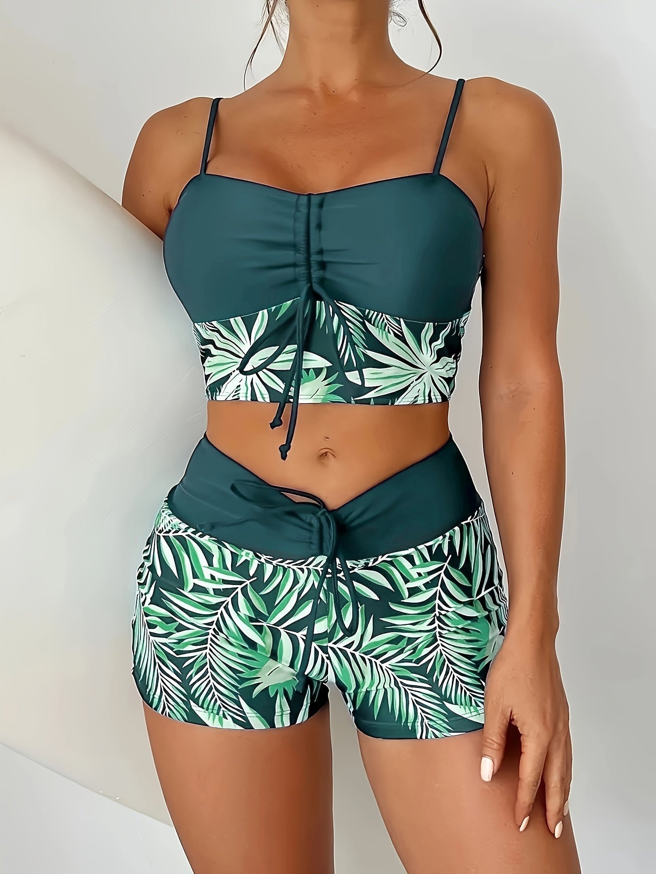 Noa | Twee-delige bikini set met bladprint en boyshorts