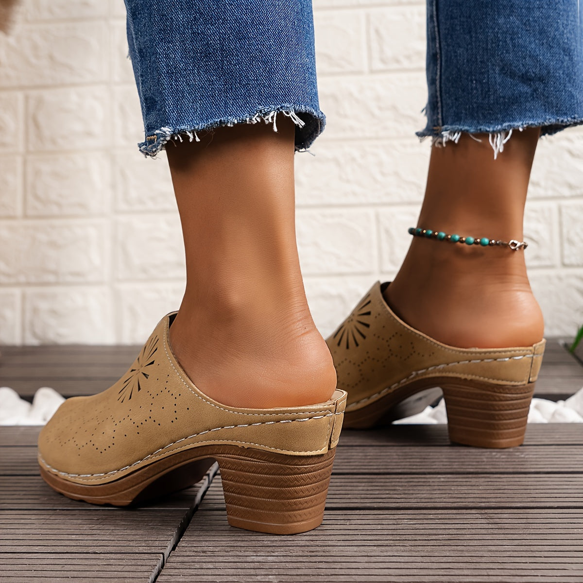 Lotte | Women's clogs with floral cutout and soft sole