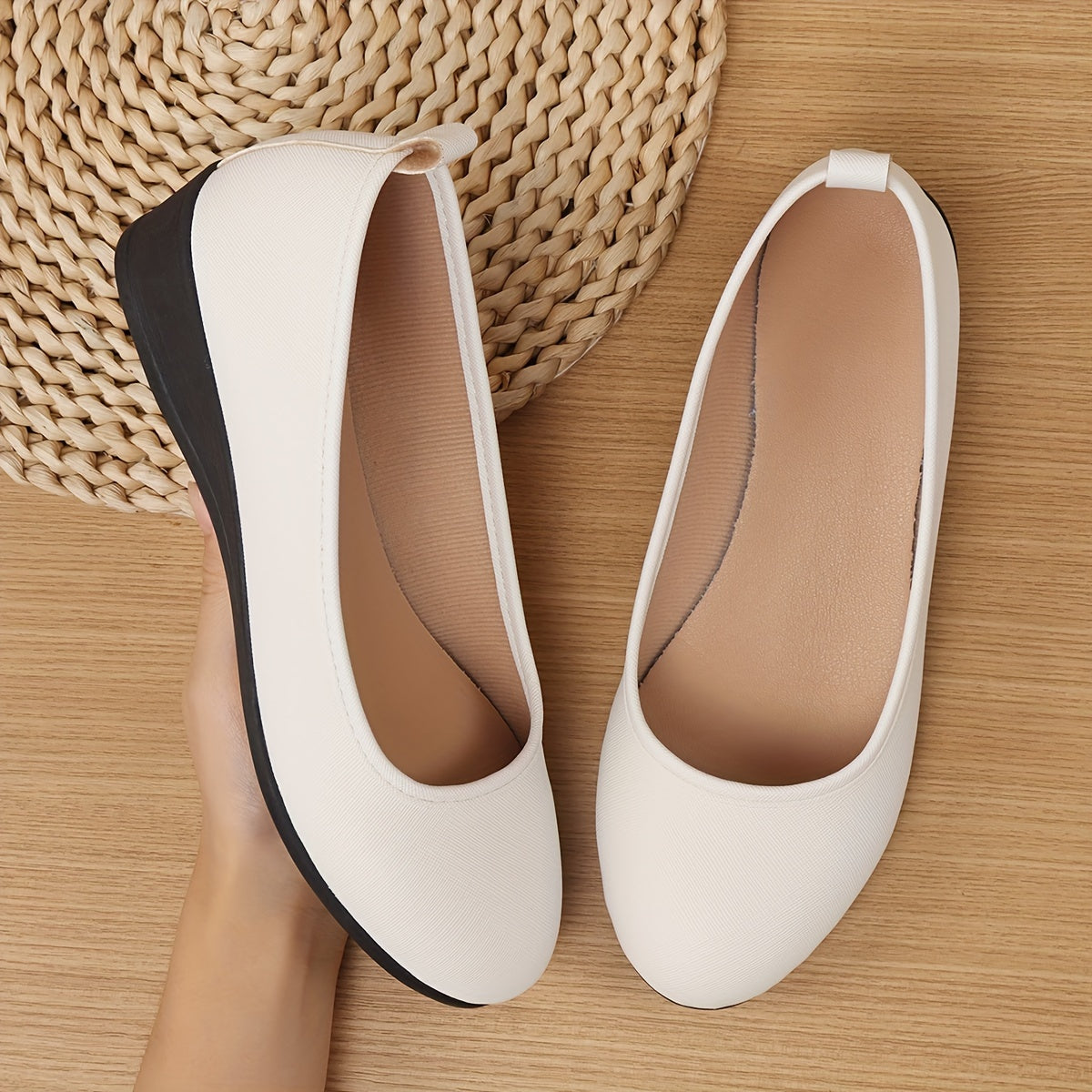Lotte | Classic white ballet shoes with gold cross pattern