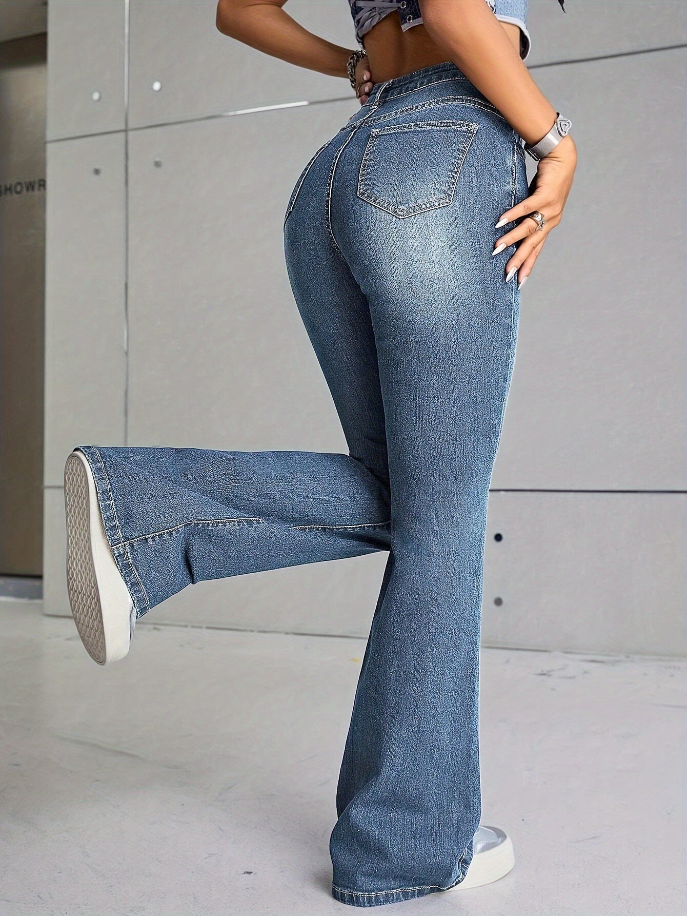 Elin | Elegant washed flare jeans with frayed hem