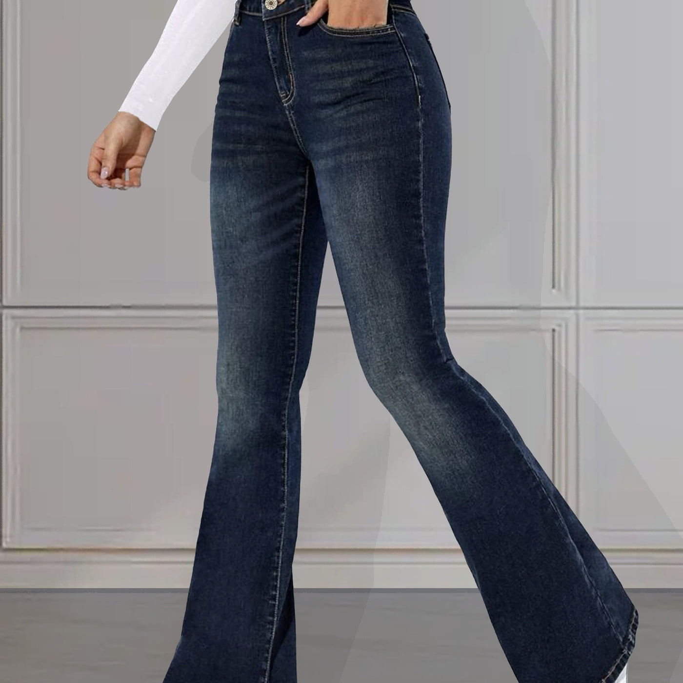 Sophie | Gewassen blauwe retro-stijl jeans met uitlopende pijpen