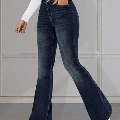 Sophie | Gewassen blauwe retro-stijl jeans met uitlopende pijpen