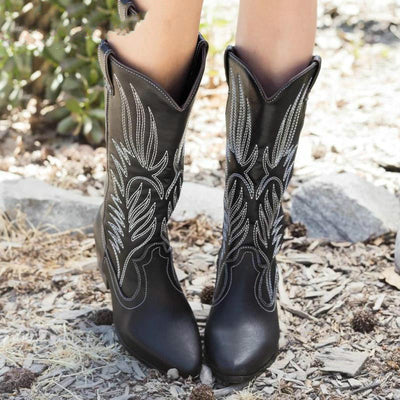 Livia
 Embroidered cowboy boots with pointed toe
