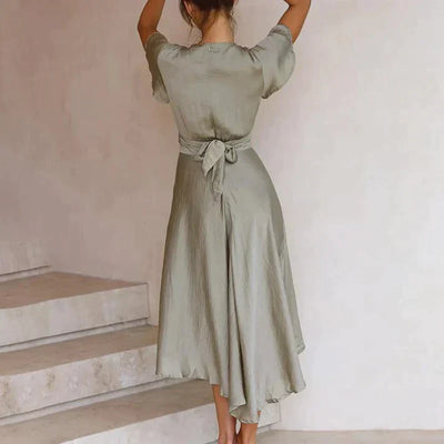 Evalynn - elegante jurk met ruches en diepe V-hals