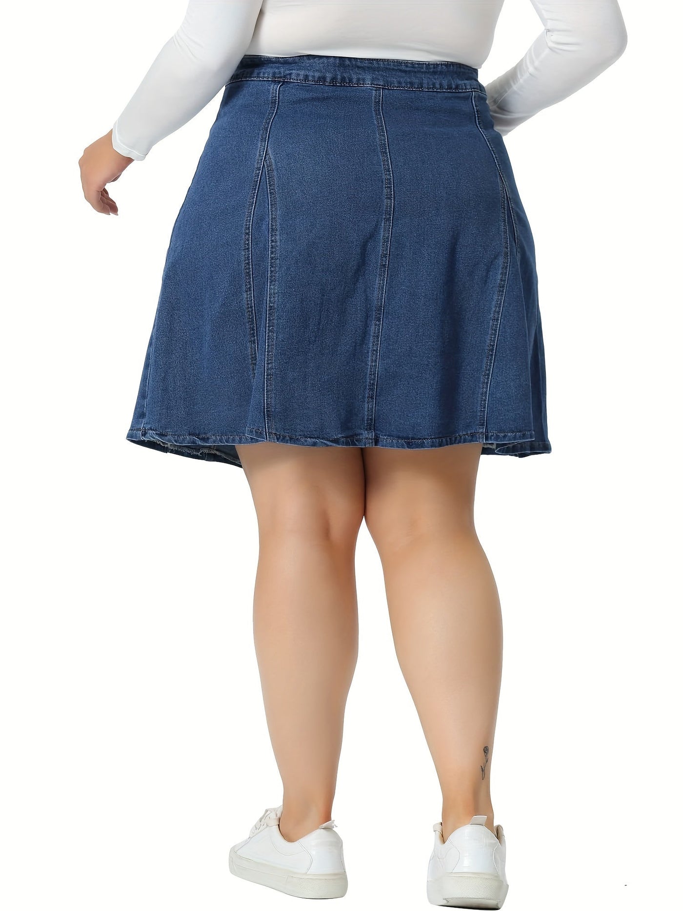 Evelien | Plus-size denim skirt with button accents and faux pockets