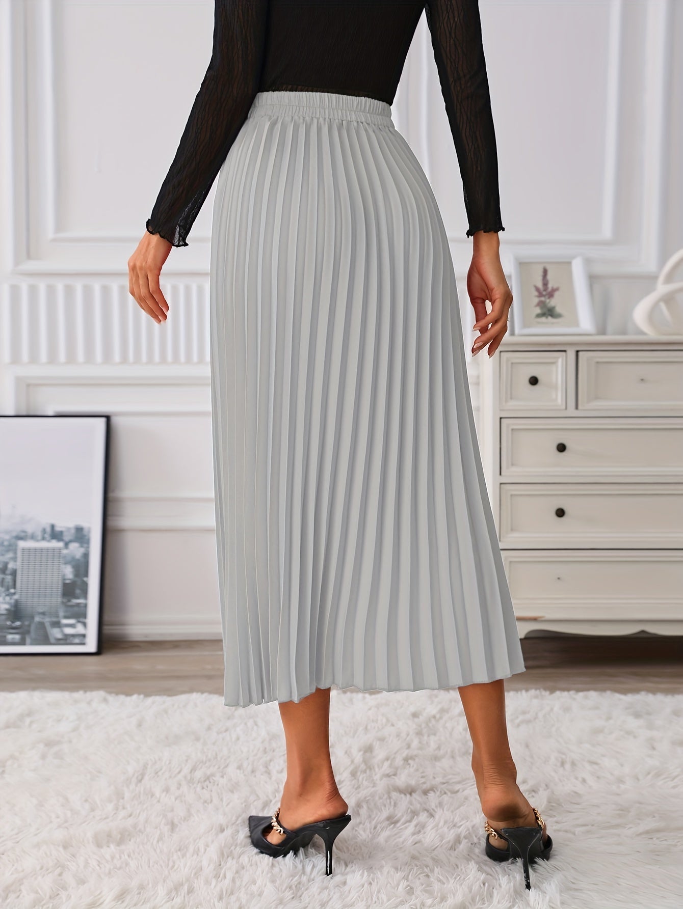 Elise | High-waisted skirt with a chain detail