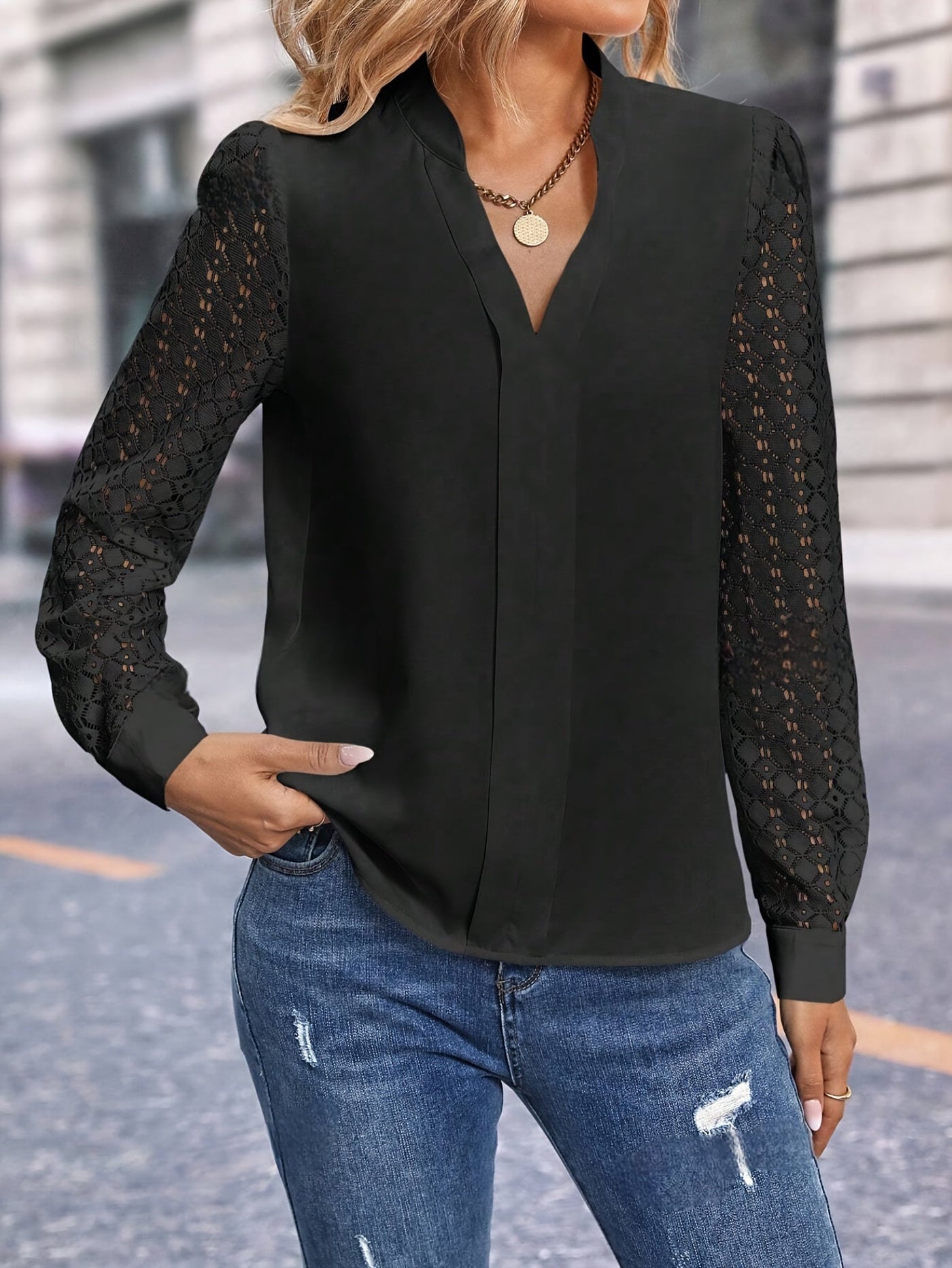 Fleur | Elegant blouse with lace details