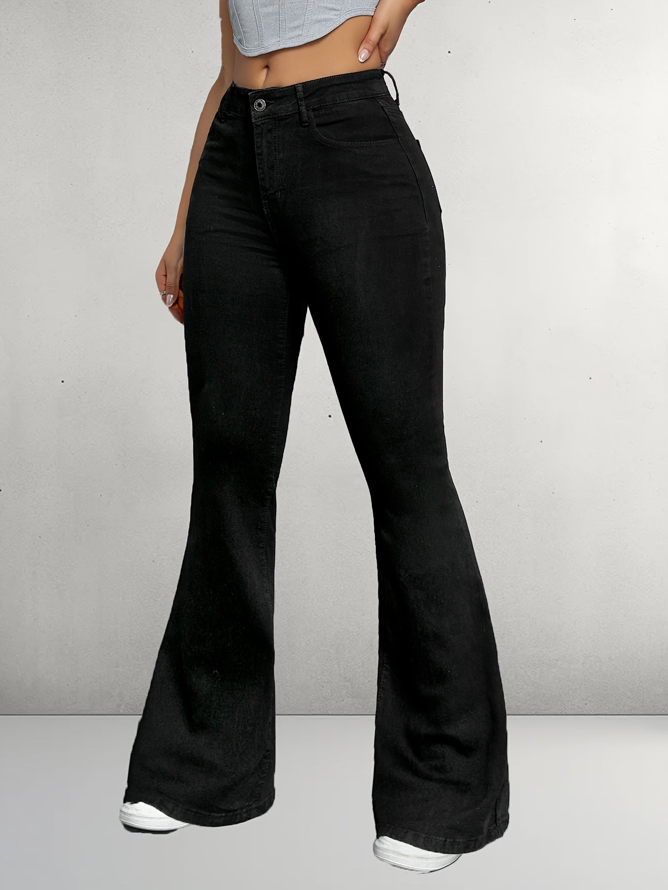 Nina | Elegante zwarte flare jeans met knoopdetail