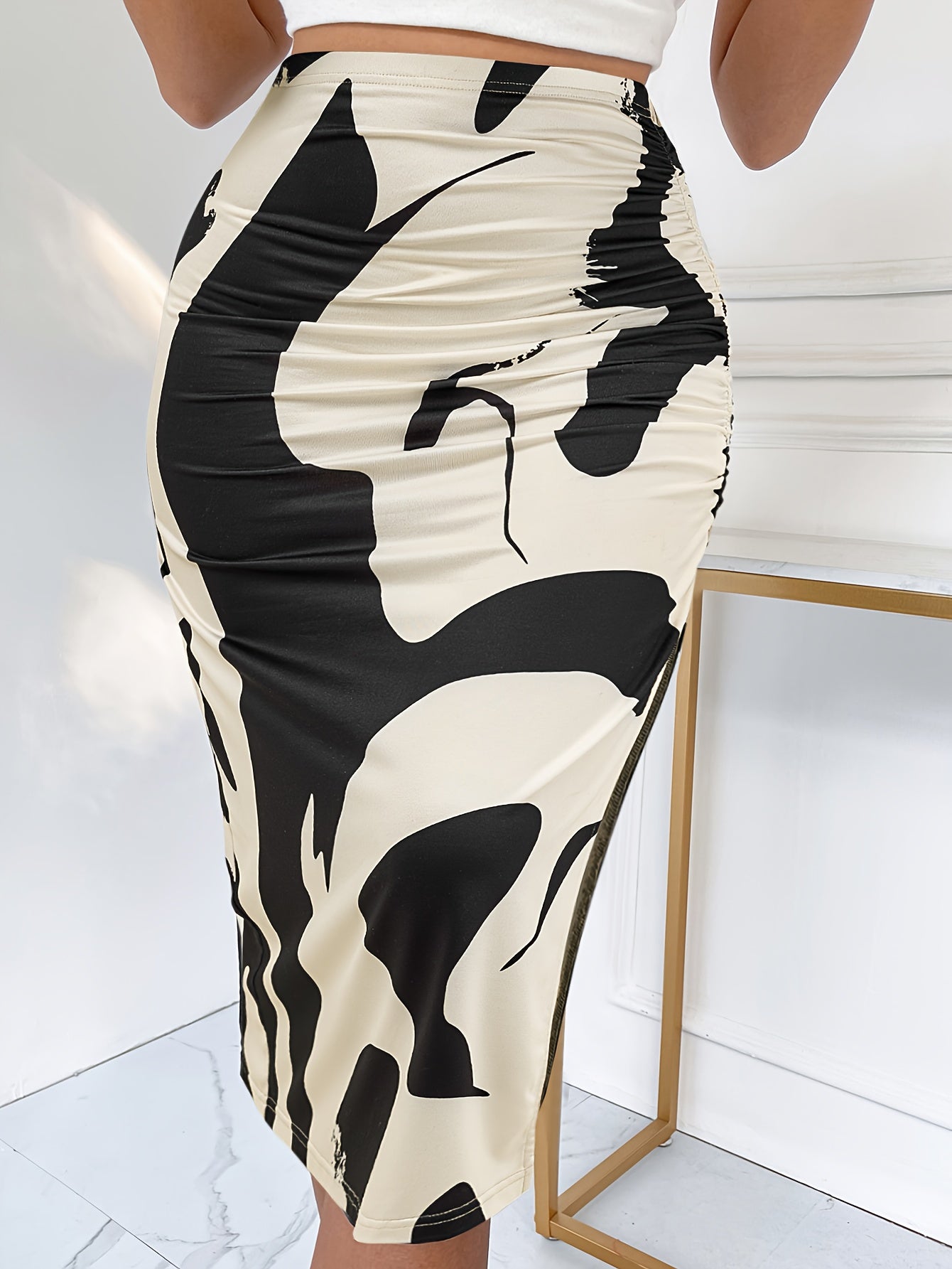 Lara | Pencil skirt with abstract print and ruffles