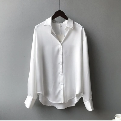 Maud – Satijnen Blouse met Knoopsluiting