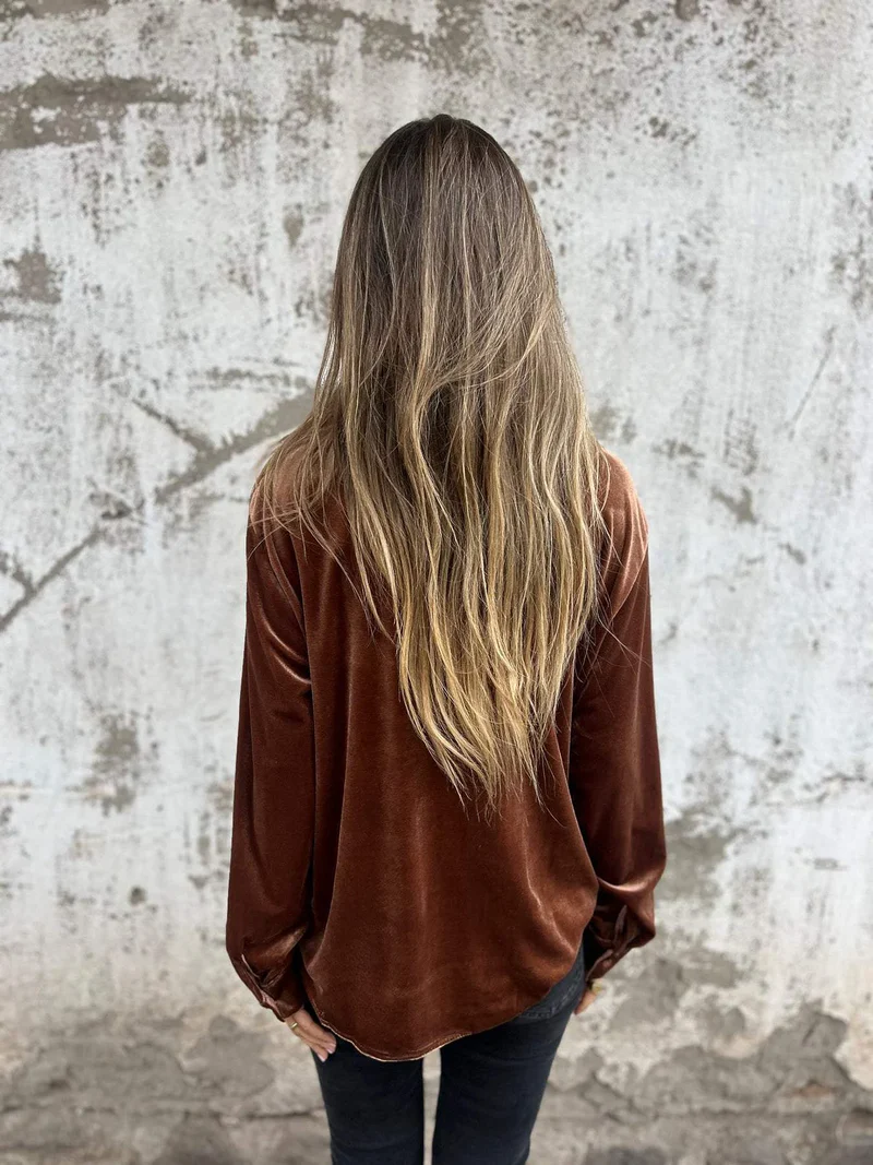 Noa – Fluwelen Blouse met Knoopsluiting